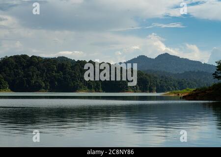 Paysage tropical paisible et magnifique au lac Kenyir, Terengganu, Malaisie. Banque D'Images