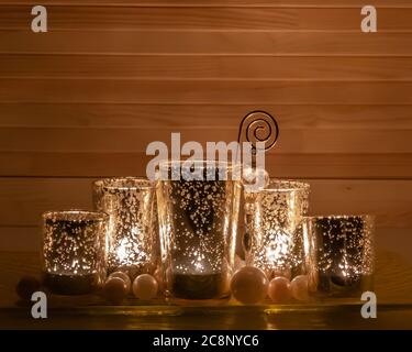 Composition de Noël avec bougies, petites boules de noël sur le fond de stores en bois. Concept Noël, hiver, nouvel an. Vue avant Banque D'Images