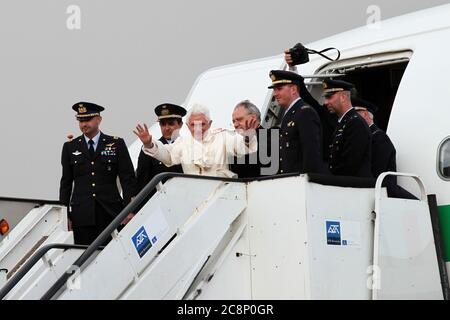 VENISE, ITALIE - 09 MAI : le Pape Benoît XVI arrive à l'aéroport Marco Polo de Venise pour retourner au Vatican le 9 mai 2011 à Venise, Italie. Banque D'Images