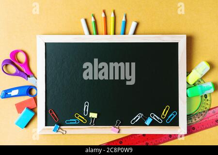 Les fournitures scolaires sur tableau noir l'arrière-plan. Concept Retour à l'école Banque D'Images