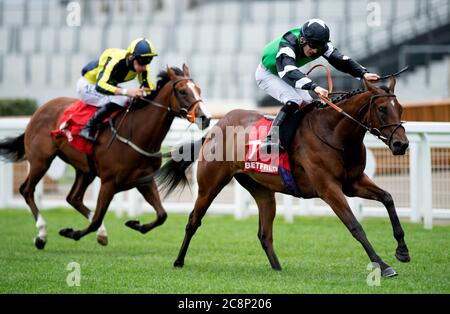 Santosha, monté par le jockey Thomas Greatrex (à droite), remporte les piquets Princess Margaret Betfred à l'hippodrome d'Ascot. Banque D'Images