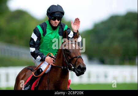 Le Jockey Thomas Greatrex célèbre au sommet de Santosha après avoir remporté les piquets de la princesse Margaret Betfred à l'hippodrome d'Ascot. Banque D'Images