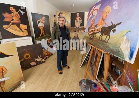 Kaya Mar, artiste politique londonien dans son studio entouré de quelques-uns de ses récents tableaux du « Brexit » / de l'UE et de Referendum‎. Londres, Royaume-Uni. 15 mars 2016 Banque D'Images