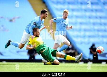 Aymeric Laporte de Manchester City et Marco Stiepermanence (à droite) de Norwich City lors du match de la Premier League au Etihad Stadium de Manchester. Banque D'Images