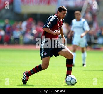 Olympiastadion Munich Allemagne 4.8.2001, football: 1er Bundesliga allemand, FC Bayern Munich (FCB, rouge) vs Schalke 04 (S04, blanc) 3:0 — Claudio PIZARRO (FCB) Banque D'Images