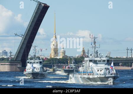 Moscou, Russie. 26 juillet 2020. Des navires de la marine russe défilent pendant un défilé militaire pour célébrer la Journée de la marine russe à Saint-Pétersbourg, en Russie, le 26 juillet 2020. Le défilé naval de Saint-Pétersbourg a impliqué 46 navires et sous-marins, plus de 40 avions et hélicoptères et plus de 4,000 militaires. Des célébrations plus petites ont eu lieu dans les autres bases de la flotte du pays. La Russie célèbre chaque année sa Journée de la Marine le dernier dimanche de juillet. Crédit: Irina Motina/Xinhua/Alamy Live News Banque D'Images