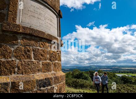 East Lothian, Écosse, Royaume-Uni, 26 juillet 2020. Météo au Royaume-Uni : soleil d'été avec vue depuis le sommet de la colline de Byres avec inscription au Monument Hopetoun. Visiteurs de la tour victorienne au sommet d'une colline Banque D'Images