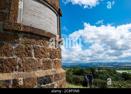 East Lothian, Écosse, Royaume-Uni, 26 juillet 2020. Météo au Royaume-Uni : soleil d'été avec vue depuis le sommet de la colline de Byres avec inscription au Monument Hopetoun. Visiteurs de la tour victorienne au sommet d'une colline Banque D'Images