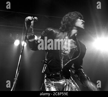 Mick Jagger ouvre le concert Rolling Stones à Wembley Arena, Londres 1972 Banque D'Images