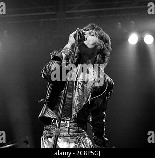 Mick Jagger ouvre le concert Rolling Stones à Wembley Arena, Londres 1972 Banque D'Images