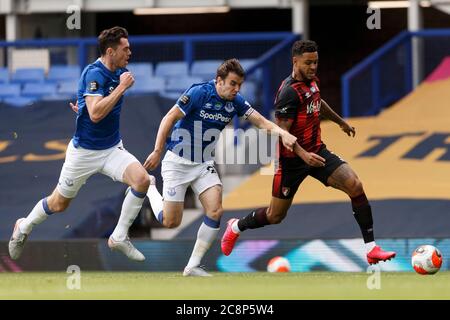 Liverpool, Royaume-Uni. 26 juillet 2020. Joshua King de Bournemouth et Seamus Coleman d'Everton lors du match de la première ligue entre Everton et Bournemouth au parc Goodison le 26 juillet 2020 à Liverpool, en Angleterre. (Photo de Daniel Chesterton/phcimages.com) crédit: Images de la SSP/Alamy Live News Banque D'Images