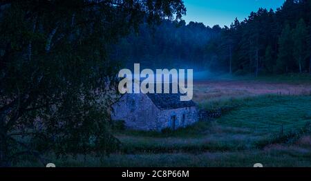 Petite maison ou hangar dans la campagne française en début de matinée avec une brume légère . Lozère , France. Banque D'Images