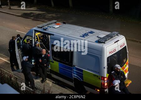 Les policiers attendent des instructions d'action dans une camionnette de police lors de son confinement en juillet 2020 Banque D'Images