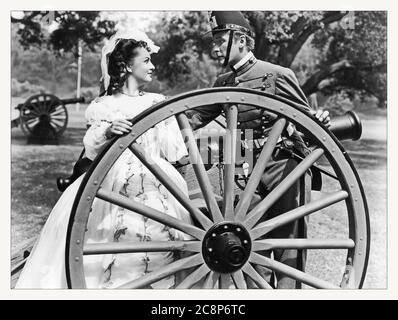 ***PHOTO*** actrice Olivia de Havilland est décédée à 104 ans. Ils sont morts avec leurs Boots on est un film américain occidental noir et blanc de 1941 de Warner Bros. Pictures, produit par Hal B. Wallis et Robert Fellows, réalisé par Raoul Walsh, qui étoiles Errol Flynn et Olivia de Havilland. Le scénario du film offre un récit très fictif de la vie du général George Armstrong Custer, du moment où il entre dans l'académie militaire de West point à la guerre civile américaine et enfin à sa mort à la bataille du petit Bighorn. Custer est décrit comme un personnage amusant et affectueux qui Banque D'Images