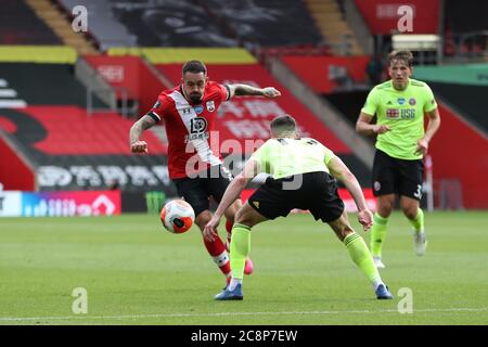 SOUTHAMPTON, ROYAUME-UNI. 26 JUILLET 2020 Danny ings de Southampton en action avec Jack Robinson de Sheffield Unis pendant le match de la Premier League entre Southampton et Sheffield Unis au stade St Mary's, Southampton. (Crédit : Jon Bromley | ACTUALITÉS MI) crédit : ACTUALITÉS MI et sport /Actualités Alay Live Banque D'Images