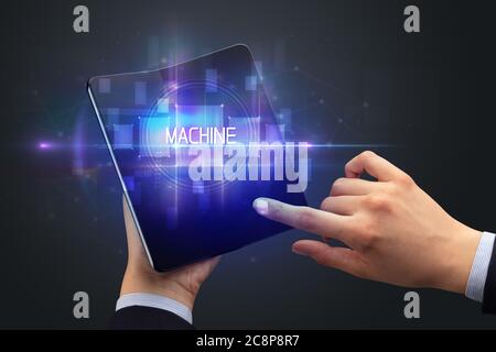 Businessman holding a smartphone pliable avec inscription de la machine, la nouvelle technologie concept