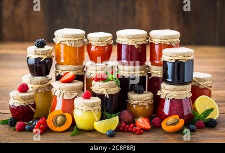 Divers confitures de fruits faites maison dans les pots Banque D'Images