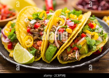 Cuisine mexicaine - tacos frais avec viande hachée Banque D'Images