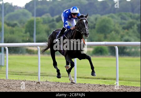 Tamaris, monté par le jockey Jason Watson, remporte le Sky sports Racing HD Virgin 535 handicap à l'hippodrome de Wolverhampton. Banque D'Images