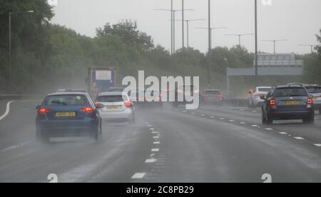 Londres, Royaume-Uni. 26 juillet 2020. Des épisodes de pluie et de soleil pour les conducteurs sur l'autoroute orbitale M25 de Londres, le dimanche après-midi. Crédit: Malcolm Park/Alay Live News. Banque D'Images