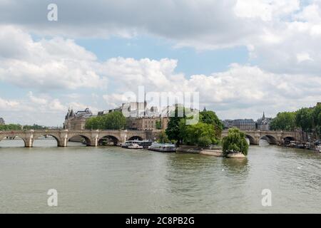 Vue sur la Seine jusqu'au pont Pont neuf et les tours de notre Dame en arrière-plan. Banque D'Images