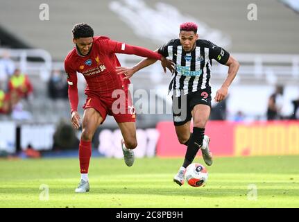 Joe Gomez de Liverpool (à gauche) et Joelinton de Newcastle United se battent pour le ballon lors du match de la Premier League à St James' Park, Newcastle. Banque D'Images