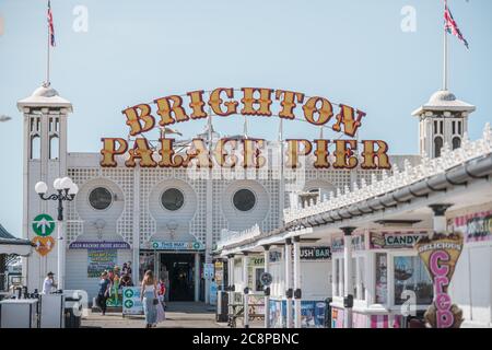 Brighton, Royaume-Uni - 22 juillet 2020 : Brighton Pier rouvre au public pendant la pandémie de Corona, tourné sur la jetée avec le logo en arrière-plan Banque D'Images
