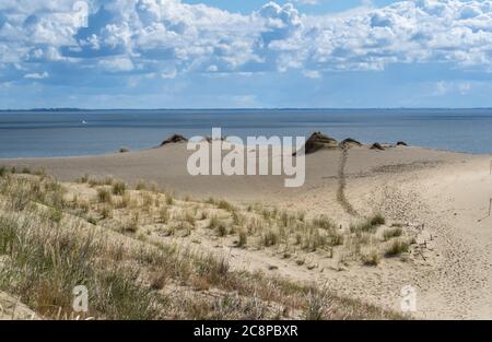 La vue impressionnante de la dune de sable Parnidis s'élevant jusqu'à 52 mètres entre le Lagrano de Curonian et la mer Baltique. Nida, Neringa, Lituanie, dans le Banque D'Images