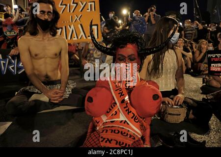 Le manifestant portant un costume bizarre méditant alors qu'il participe à une manifestation devant la résidence officielle du Premier ministre Benjamin Netanyahu à Jérusalem où les protestations se sont croissantes ces dernières semaines. Les manifestants appellent à sa démission suite à ses accusations de corruption et à ce qu'ils appellent une mauvaise gestion de la crise du coronavirus et qui nuit à la démocratie en Israël. Banque D'Images