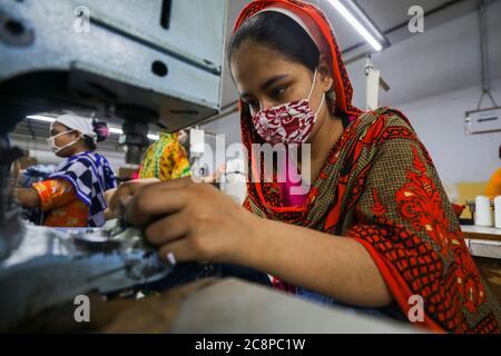 Dhaka, Bangladesh. 25 juillet 2020. Les travailleurs du secteur prêt-à-porter travaillent dans une usine de vêtements à Dhaka, au Bangladesh, le 25 juillet 2020. (Photo de Salahuddin Ahmed/Sipa USA) crédit: SIPA USA/Alay Live News Banque D'Images