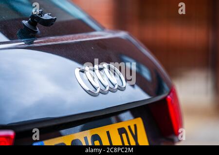 Aldershot, Royaume-Uni - 20 juillet 2020 : le célèbre logo Audi 4 Rings à l'arrière d'une voiture noire Banque D'Images