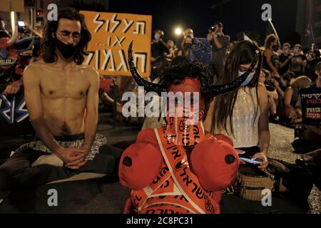 Un manifestant portant un costume bizarre participe à une manifestation en dehors de la résidence officielle du Premier ministre Benjamin Netanyahu à Jérusalem, où les protestations se sont croissantes ces dernières semaines. Les manifestants appellent à sa démission suite à ses accusations de corruption et à ce qu'ils appellent une mauvaise gestion de la crise du coronavirus et qui nuit à la démocratie en Israël. Banque D'Images