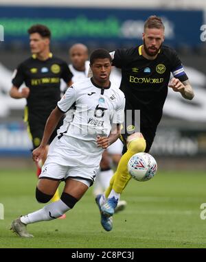 Le brasseur Rhian de Swansea City (à gauche) et le Pontus Jansson de Brentford se battent pour le ballon lors du match de première jambe du championnat Sky Bet au Liberty Stadium, à Swansea. Banque D'Images