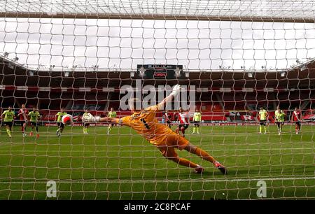 Danny ings de Southampton (au centre à droite) marque le troisième but de son côté du match sur la pénalité lors du match de la Premier League au stade St Mary's, à Southampton. Banque D'Images