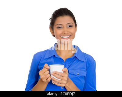 Portrait d'une jolie femme souriante, jolie, modèle tenant une boisson de tasse isolée sur fond blanc. Banque D'Images