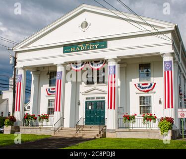 L'hôtel de ville de Hadley, Massachusetts, a drapé des drapeaux pour célébrer le jour de l'indépendance Banque D'Images