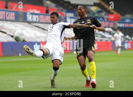 Le Rhian Brewster de Swansea City (à gauche) et le Pinnock d'Ethan de Brentford se battent pour le ballon lors du match de la première jambe du championnat Sky Bet au Liberty Stadium, à Swansea. Banque D'Images