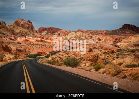 Route traversant le parc national de la Vallée de feu, Nevada Banque D'Images