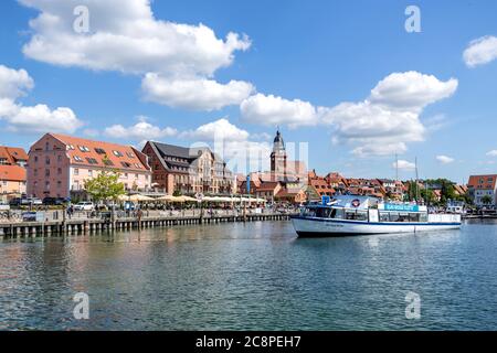 Vue sur le lac de Waren (Müritz), ville et spa climatique dans l'état de Mecklembourg-Poméranie-Occidentale, Allemagne Banque D'Images