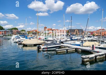 Vue sur le lac de Waren (Müritz), ville et spa climatique dans l'état de Mecklembourg-Poméranie-Occidentale, Allemagne Banque D'Images