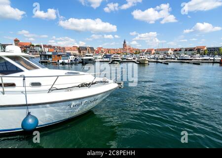 Vue sur le lac de Waren (Müritz), ville et spa climatique dans l'état de Mecklembourg-Poméranie-Occidentale, Allemagne Banque D'Images