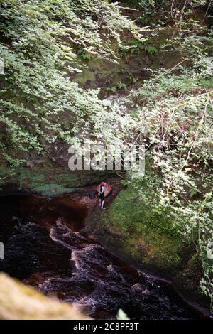 Killéarn, Stirlingshire, Écosse, Royaume-Uni. 26 juillet 2020. Les services d'urgence ont été appelés à Finnich Glen (Diable's Pulpit) tard cet après-midi pour extraire un couple qui était emprisonné. Le jeune couple était mieux équipé que beaucoup de visiteurs et portait des combinaisons mais se trouvait toujours en difficulté, peut-être en raison d'un manque de connaissance détaillée de la région. Heureusement, il n'y a pas eu de blessures et les bénévoles de l'équipe de sauvetage de Lomond Mountain les ont levés à la sécurité crédit : Kay Roxby/Alay Live News Banque D'Images