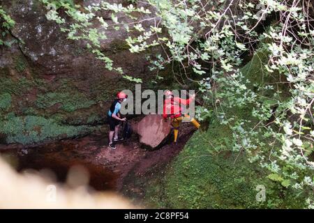 Killéarn, Stirlingshire, Écosse, Royaume-Uni. 26 juillet 2020. Les services d'urgence ont été appelés à Finnich Glen (Diable's Pulpit) tard cet après-midi pour extraire un couple qui était emprisonné. Le jeune couple était mieux équipé que beaucoup de visiteurs et portait des combinaisons mais se trouvait toujours en difficulté, peut-être en raison d'un manque de connaissance détaillée de la région. Heureusement, il n'y a pas eu de blessures et les bénévoles de l'équipe de sauvetage de Lomond Mountain les ont levés à la sécurité crédit : Kay Roxby/Alay Live News Banque D'Images