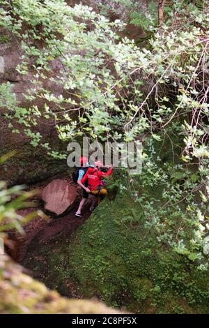 Killéarn, Stirlingshire, Écosse, Royaume-Uni. 26 juillet 2020. Les services d'urgence ont été appelés à Finnich Glen (Diable's Pulpit) tard cet après-midi pour extraire un couple qui était emprisonné. Le jeune couple était mieux équipé que beaucoup de visiteurs et portait des combinaisons mais se trouvait toujours en difficulté, peut-être en raison d'un manque de connaissance détaillée de la région. Heureusement, il n'y a pas eu de blessures et les bénévoles de l'équipe de sauvetage de Lomond Mountain les ont levés en toute sécurité. Credit: Kay Roxby/Alay Live News Banque D'Images