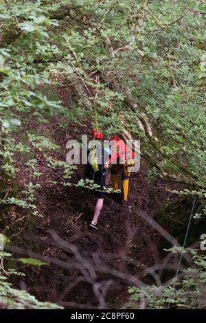 Killéarn, Stirlingshire, Écosse, Royaume-Uni. 26 juillet 2020. Les services d'urgence ont été appelés à Finnich Glen (Diable's Pulpit) tard cet après-midi pour extraire un couple qui était emprisonné. Le jeune couple était mieux équipé que beaucoup de visiteurs et portait des combinaisons mais se trouvait toujours en difficulté, peut-être en raison d'un manque de connaissance détaillée de la région. Heureusement, il n'y a pas eu de blessures et les bénévoles de l'équipe de sauvetage de Lomond Mountain les ont levés en toute sécurité. Credit: Kay Roxby/Alay Live News Banque D'Images