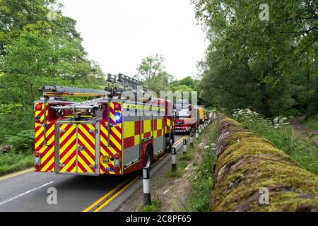 Killéarn, Stirlingshire, Écosse, Royaume-Uni. 26 juillet 2020. Les services d'urgence ont été appelés à Finnich Glen (Diable's Pulpit) tard cet après-midi pour extraire un couple qui était emprisonné. Photo : véhicules d'urgence sur la route A809 Stockiemuir qui a dû être fermée pendant un certain temps crédit : Kay Roxby/Alay Live News Banque D'Images