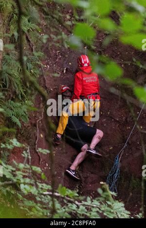 Killéarn, Stirlingshire, Écosse, Royaume-Uni. 26 juillet 2020. Les services d'urgence ont été appelés à Finnich Glen (Diable's Pulpit) tard cet après-midi pour extraire un couple qui était emprisonné. Credit: Kay Roxby/Alay Live News Banque D'Images