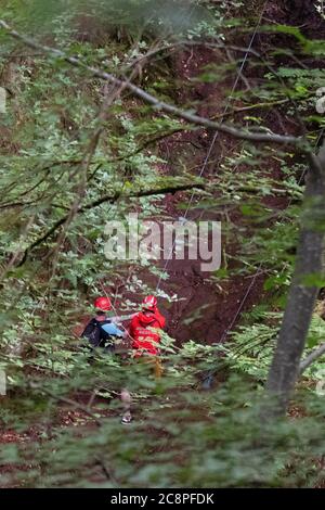 Killéarn, Stirlingshire, Écosse, Royaume-Uni. 26 juillet 2020. Les services d'urgence ont été appelés à Finnich Glen (Diable's Pulpit) tard cet après-midi pour extraire un couple qui était emprisonné. Le jeune couple était mieux équipé que beaucoup de visiteurs et portait des combinaisons mais se trouvait toujours en difficulté, peut-être en raison d'un manque de connaissance détaillée de la région. Heureusement, il n'y a pas eu de blessures et les bénévoles de l'équipe de sauvetage de Lomond Mountain les ont levés en toute sécurité. Credit: Kay Roxby/Alay Live News Banque D'Images