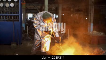 Métal fondu. Fonderie d'aluminium. Fabrication des alliages de référence Banque D'Images