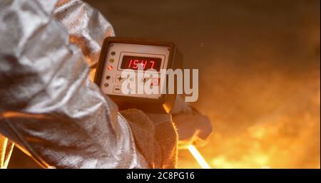 Métal fondu. Fonderie d'aluminium. Fabrication des alliages de référence Banque D'Images